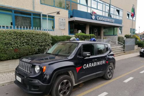 Pesaro, chiama i carabinieri perché litiga con una ospite poi li aggredisce: arrestata