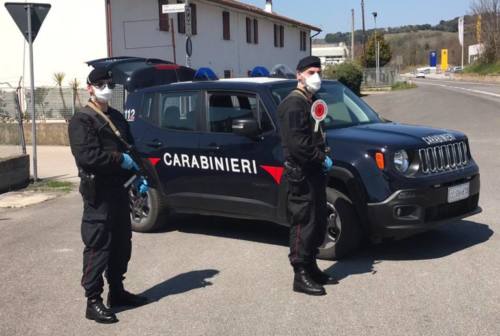 Macerata, controlli dei carabinieri in provincia: multate otto persone senza mascherina, chiusi due locali