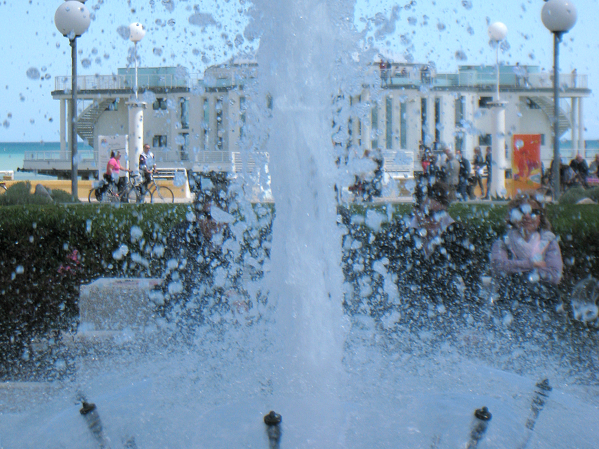 Giochi d'acqua nella fontana davanti la rotonda a mare di Senigallia