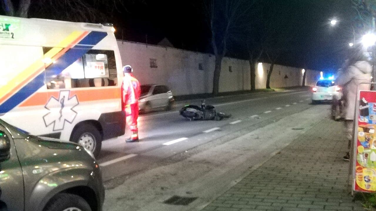 Il luogo dell'impatto tra un'auto e uno scooter a Senigallia: due giovani all’ospedale