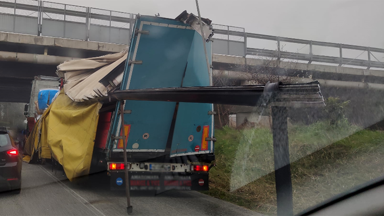 Il rimorchio danneggiato dall'urto con il ponte autostradale lungo strada della Bruciata, a Senigallia. Foto di Ivo Serra