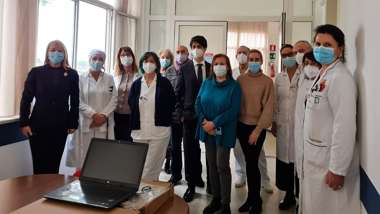 Dal Rotaract l'ultimo gesto per l'ospedale di Senigallia: donati cinque pc