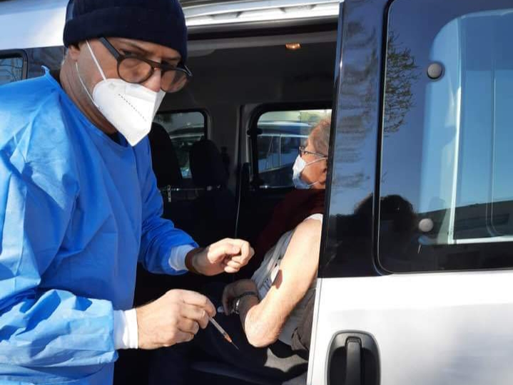 Il dottor Maurizio Marchionni impegnato nella vaccinazione degli anziani