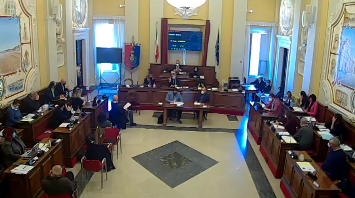 Una seduta del consiglio comunale a Senigallia