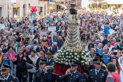 Tornano i fedeli al pellegrinaggio Macerata-Loreto. «Previste fino a mille persone»