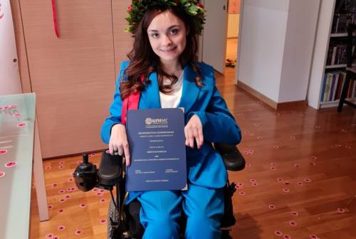 Macerata, Arianna laureata oltre la disabilità: «Non ci sono barriere se si vuole raggiungere un obiettivo»