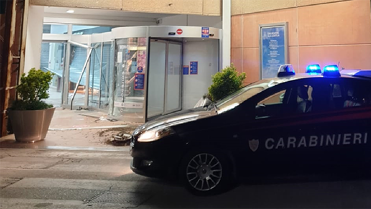 I carabinieri stanno indagando sul furto a Senigallia avvenuto in un negozio del centro commerciale Il Maestrale