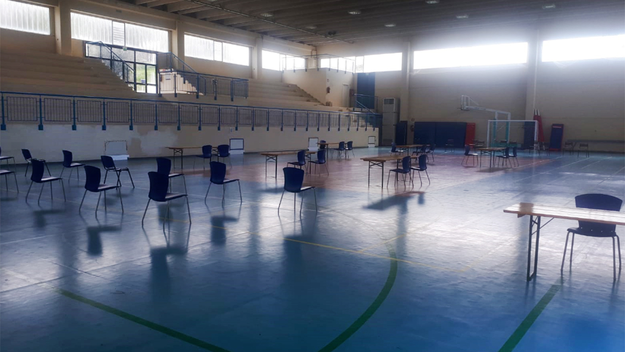Il centro vaccinale allestito al palazzetto dello sport a Castelleone di Suasa