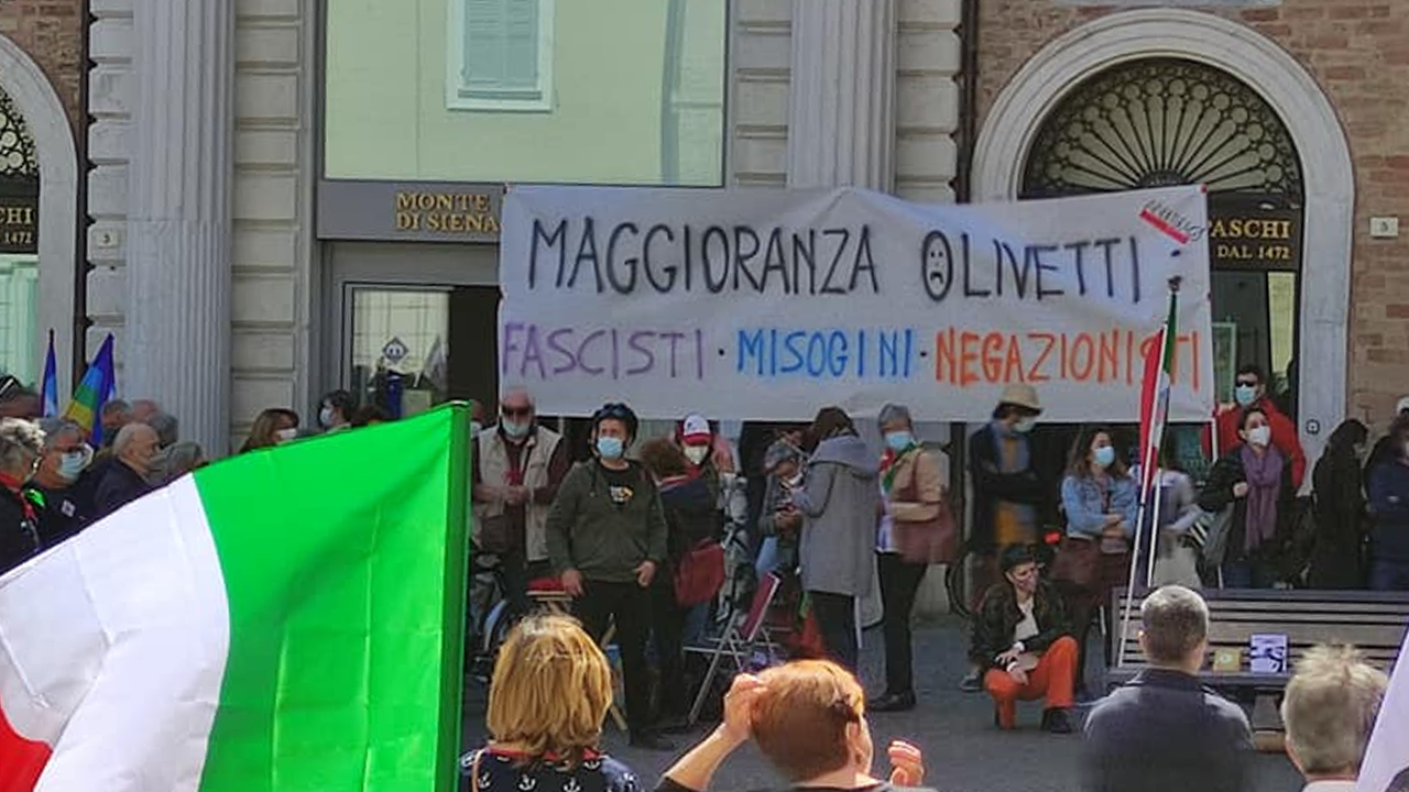 Lo striscione contro le forze di maggioranza esposto in piazza Roma, a Senigallia il 25 aprile 2021