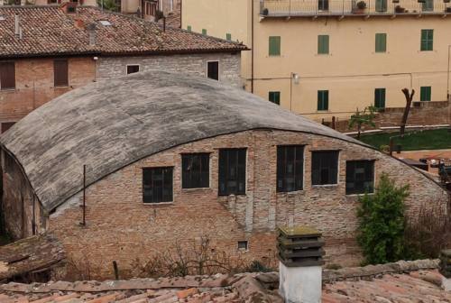 Fabriano, il Comune si sostituisce al privato: al via i lavori per la rimozione del tetto con amianto