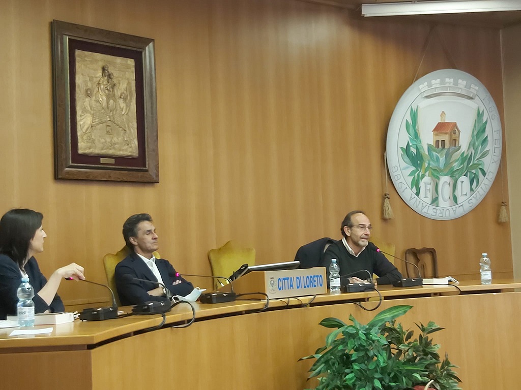 Il senatore Riccardo Nencini (a destra) con il sindaco di Loreto Moreno Pieroni