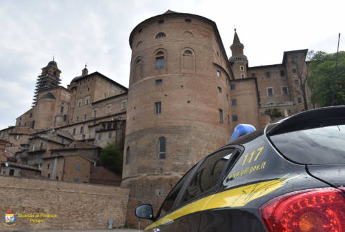 Urbino, documenti falsi per ottenere il dissequestro di soldi, auto e moto: denunciato