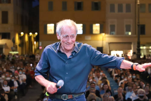 Vecchioni in concerto a Civitanova: show di canti e monologhi  in piazza XX Settembre