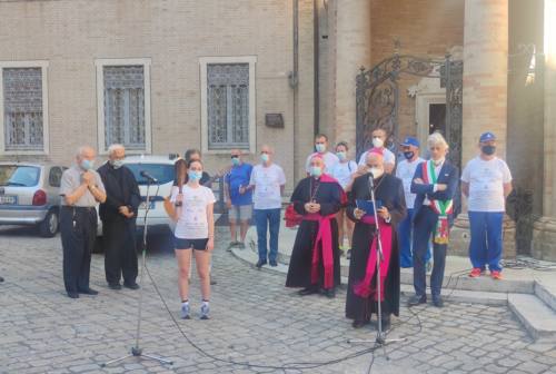 Pellegrinaggio Macerata-Loreto, il Papa ai pellegrini: «Camminate con gli altri e pregate per me»