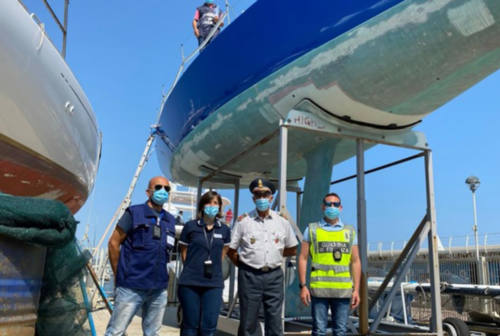 Fano, barca straniera al porto turistico: scatta la maxi multa per evasione ed il sequestro