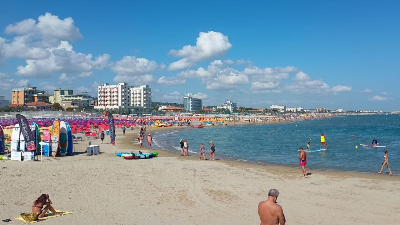 La spiaggia di velluto di Senigallia, lungomare di ponente, a fine agosto 2021