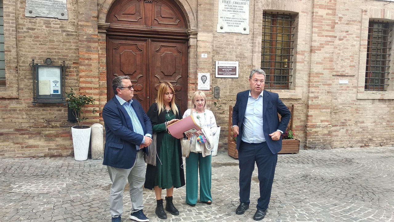 Da sinistra: il consigliere della Lega Mirko Bilò, l'assessore alla Cultura Giorgia Latini, la candidata Gabriella Turchetti e Carlo Ciccioli, capogruppo di Fratelli d'Italia