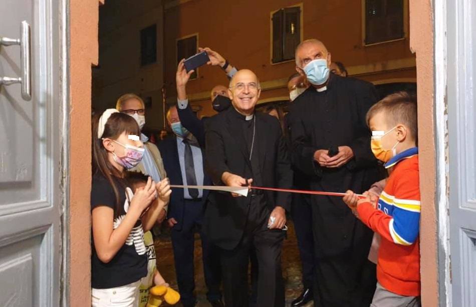 Monsignor Angelo Spina e don Bruno Bottaluscio all'inaugurazione (foto don Andrea Cesarini)