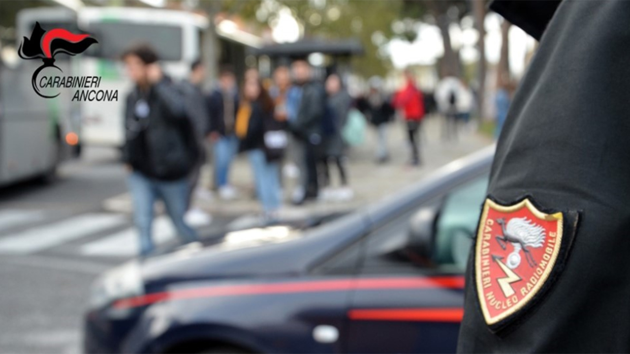 I controlli dei carabinieri nei pressi delle scuole contro lo spaccio di droga tra i giovani