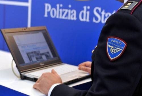 Giovani e rischi del web, la polizia postale in Piazza Roma ad Ancona con uno stand