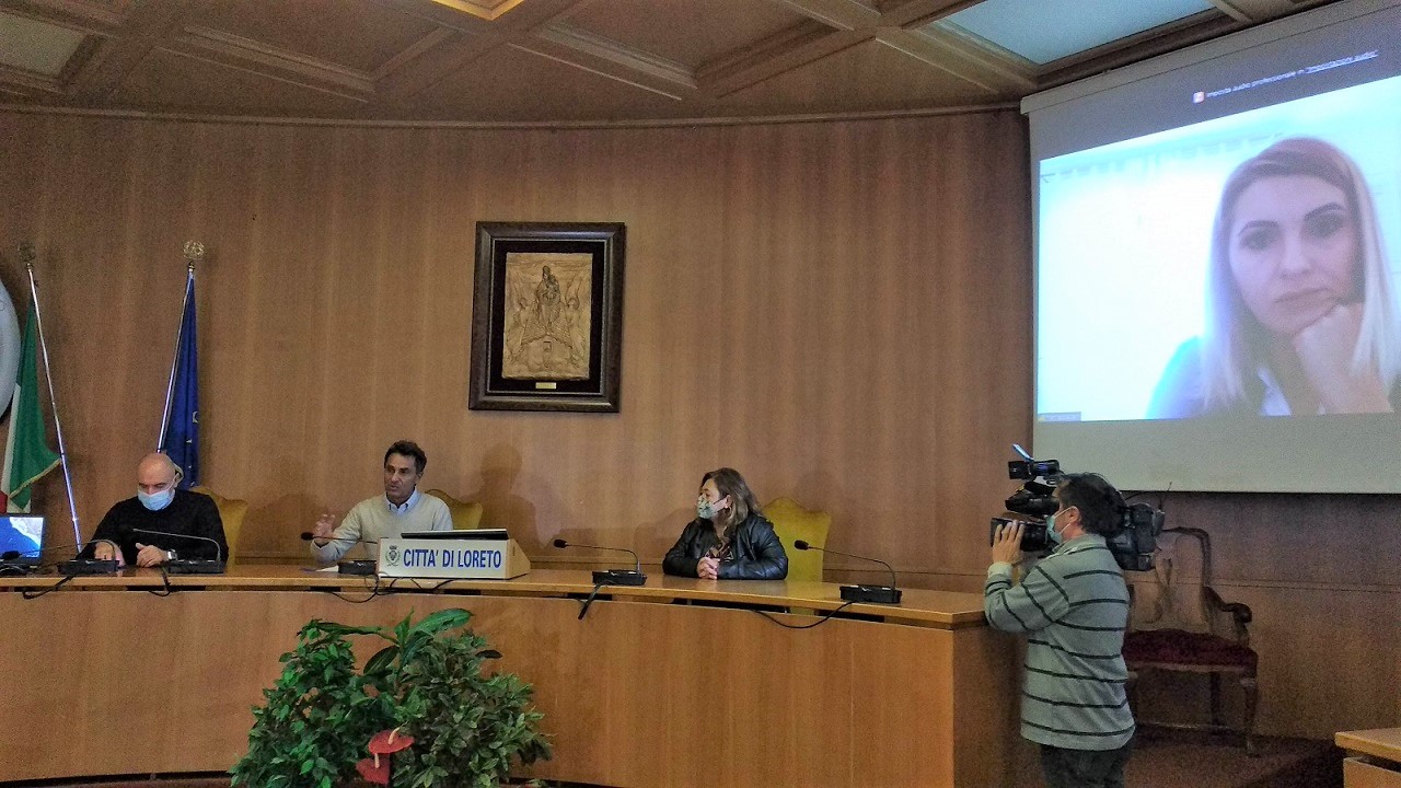 Da sinistra: il vicesindaco Pighetti, il sindaco Pieroni, gli assessori Romanini e Carli (in video)