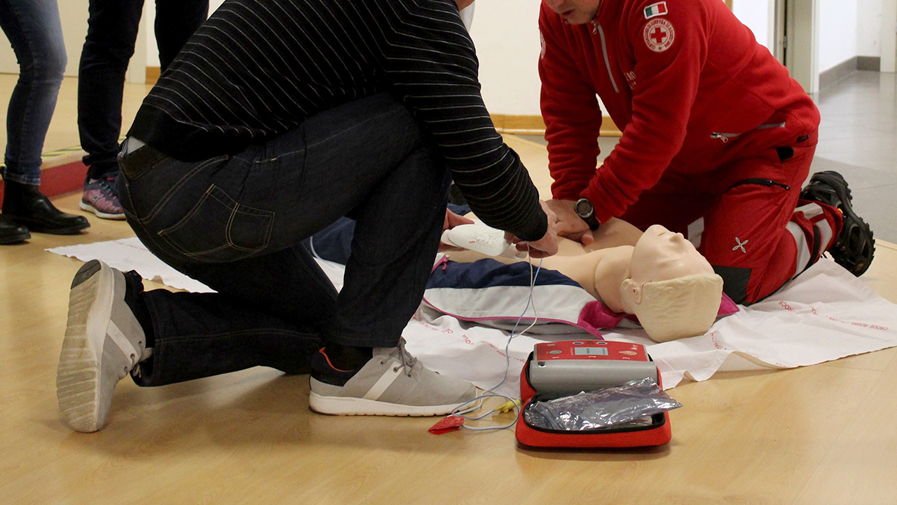Le manovre salvavita di rianimazione cardiopolmonare con defibrillatore illustrate dai volontari della Croce Rossa Italiana
