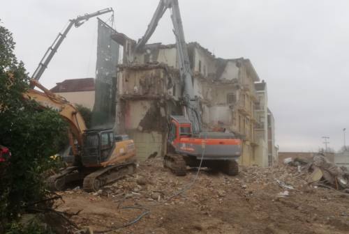 Civitanova, avviati i lavori di demolizione dell’Hotel Adua: presto nuovi appartamenti di lusso