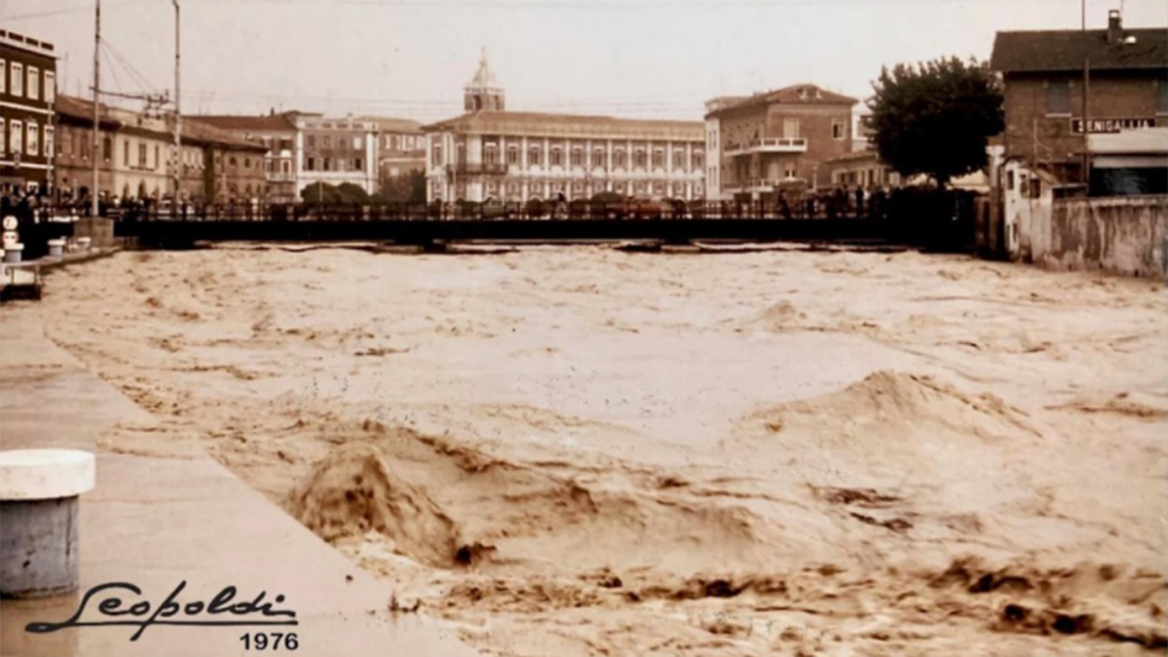Nello scatto tratto dall'archivio fotografico Leopoldi, l'alluvione di Senigallia nel 1976