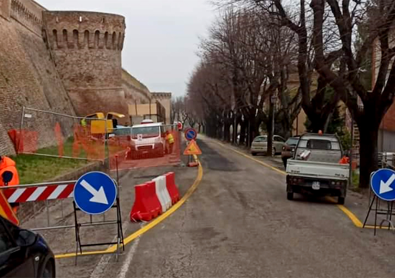 Ripristinata la viabilità in via del Fosso, a Corinaldo, dopo il crollo delle storiche mura del febbraio 2021