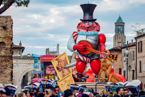 Carri allegorici, sfilate in maschera e divertimento: si accende il Carnevale nelle Marche