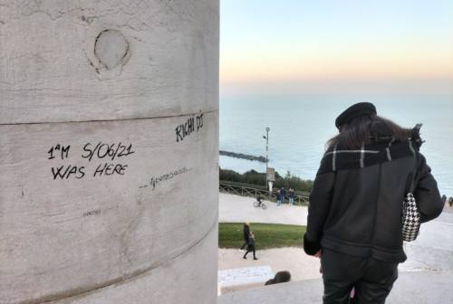 Ancona: il monumento ai Caduti tra scarabocchi e citazioni. I cittadini: «A cosa servono le telecamere?»