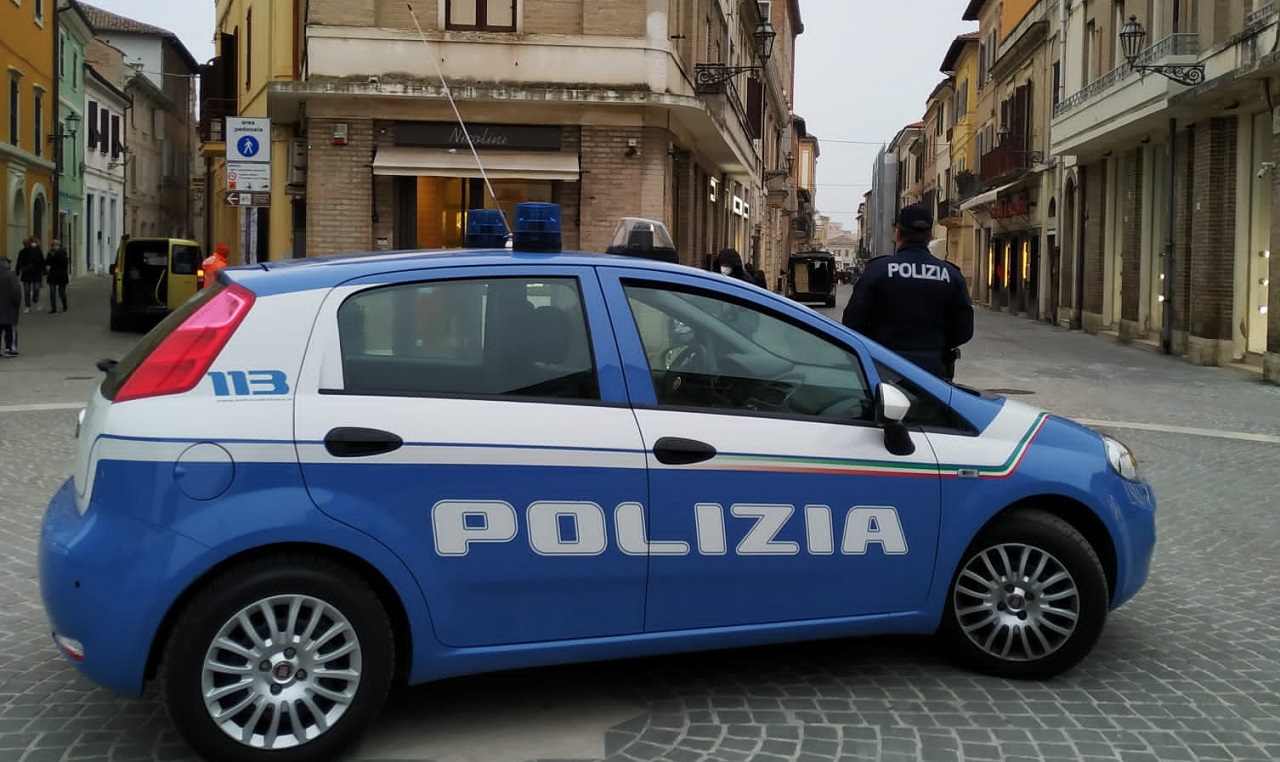 La Polizia nel centro storico di Senigallia
