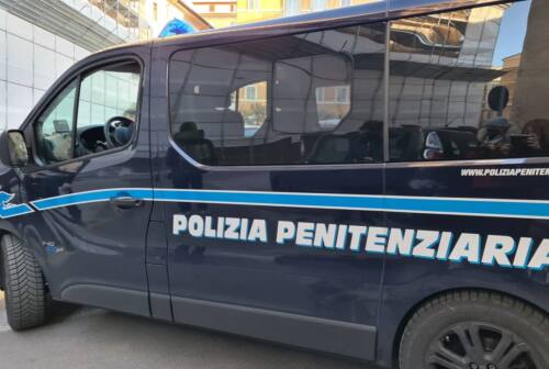 Pesaro, aggressione tra detenuti in carcere. Sindacati: «Situazione fuori controllo»