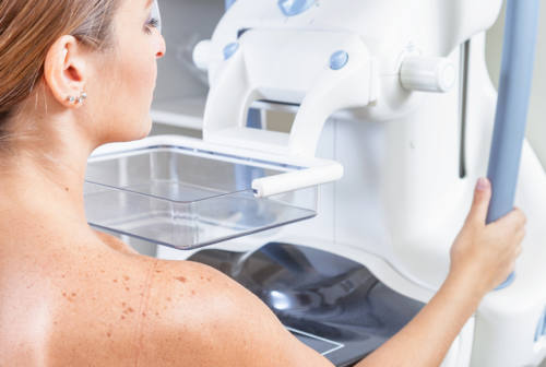 Pesaro, solo una donna su due fa screening mammografico. Mattioli: «Lo strumento di via Nanterre è superato»