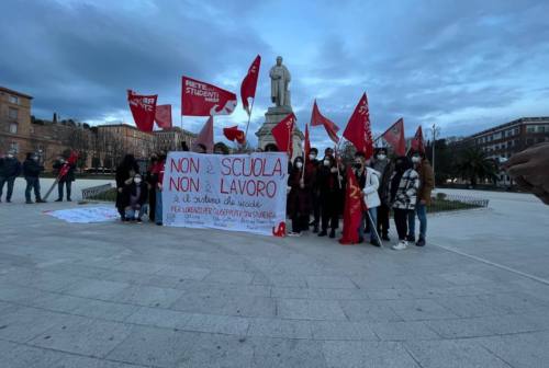 Ancona, studenti in piazza contro l’alternanza scuola-lavoro: «Non è scuola, non è lavoro»