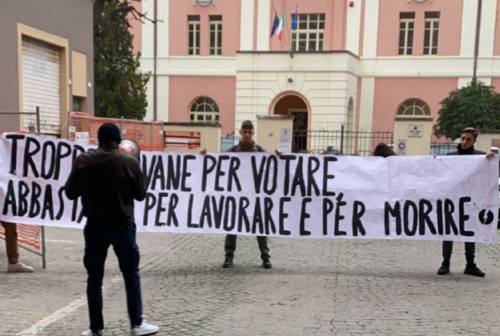 Macerata, sit-in di Blocco studentesco dopo le morti durante gli stage: «Serve una nuova idea di scuola»