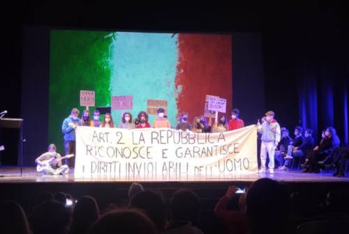 Tricolore e inno di Mameli risuonano a Macerata: «Lavoriamo insieme per la pace»