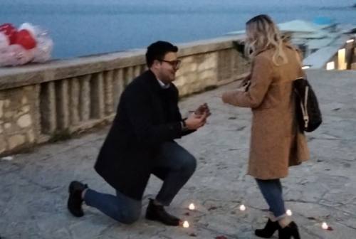 Un cuore di petali e candele: al Passetto di Ancona una proposta di matrimonio mozzafiato