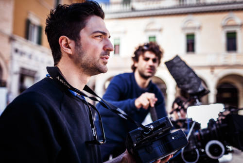 Sorcinelli, il regista di San Costanzo che sta girando “Briganti”, serie Netflix