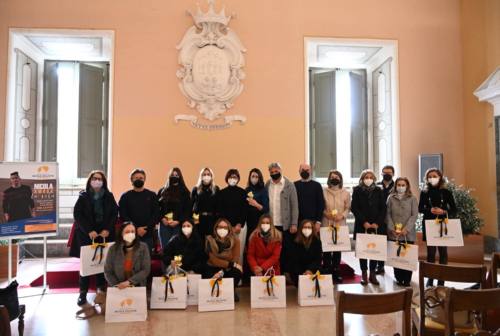 Osimo, l’associazione Nicola Solustri dona 15 tablet alle scuole