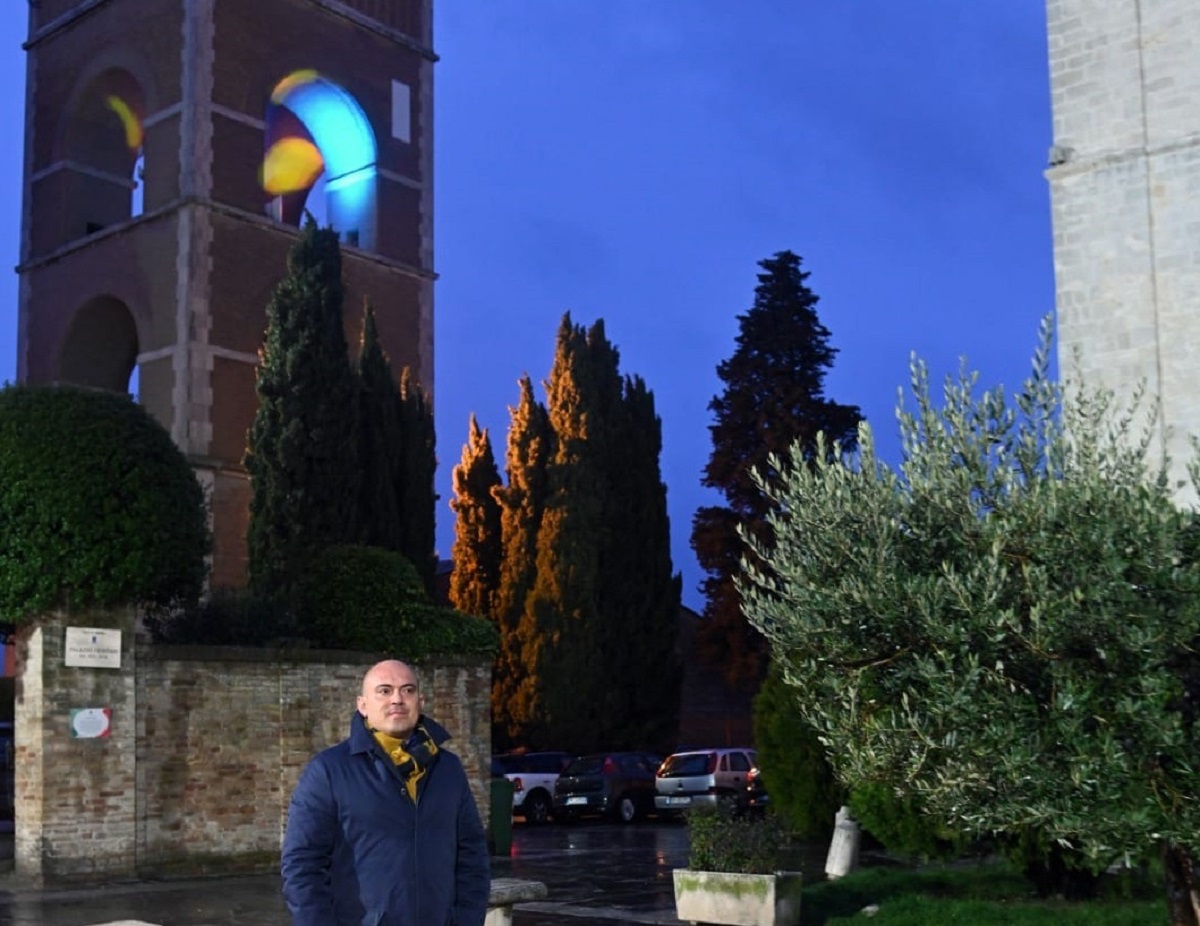 La torre illuminata con i colori dell'Ucraina a Osimo