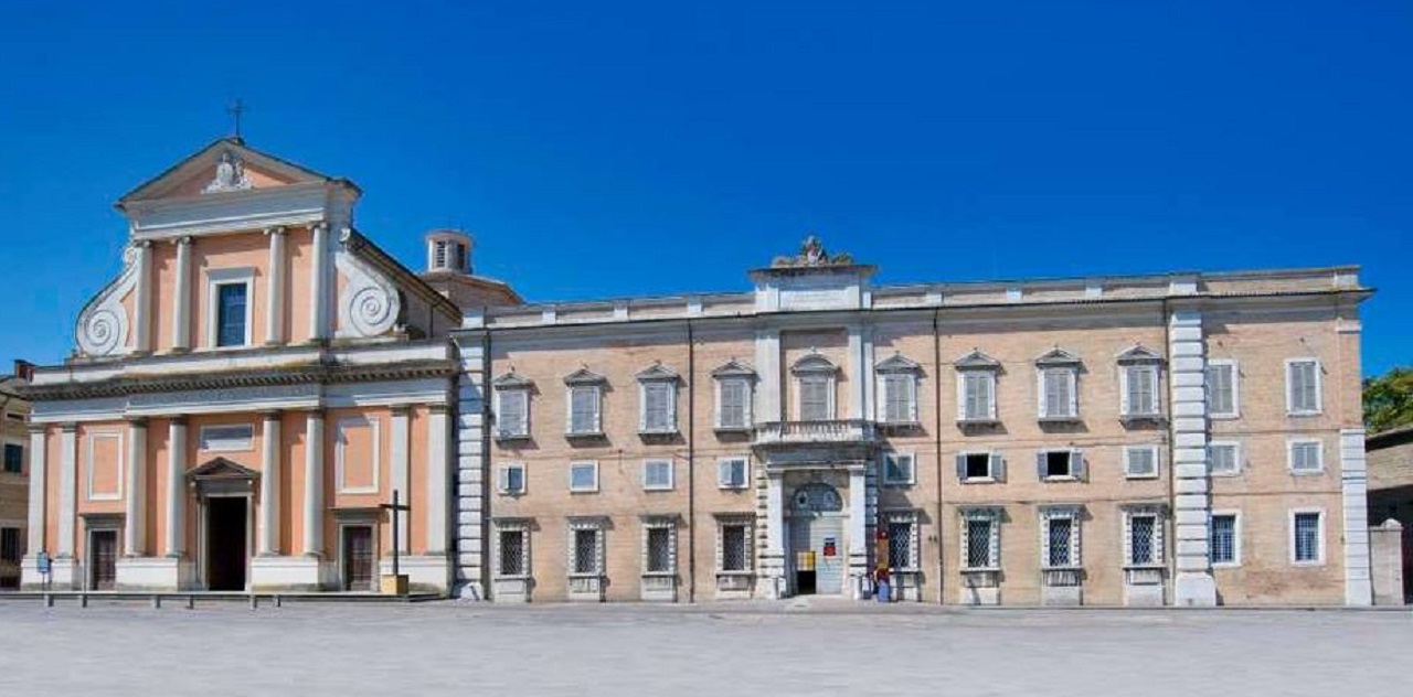 Il duomo e il palazzo della Diocesi di Senigallia in piazza Garibaldi