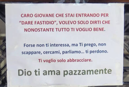 Pesaro, vandali in chiesa: il parroco perdona ma è polemica tra Salvini e il presidente del Quartiere