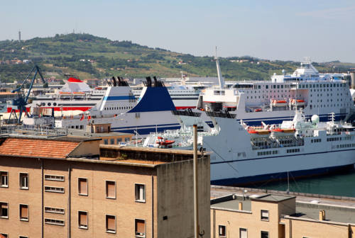 Migranti in arrivo al porto di Ancona, la Protezione civile allestisce strutture di accoglienza