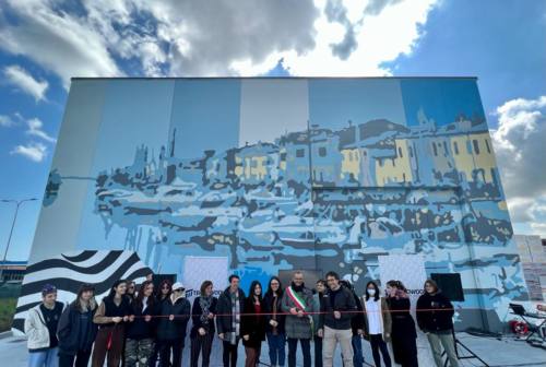 Arte e impresa si fondono nel progetto “We Now”: ecco l’opera urbana dedicata alla città nella nuova sede Teknowool di Pesaro  