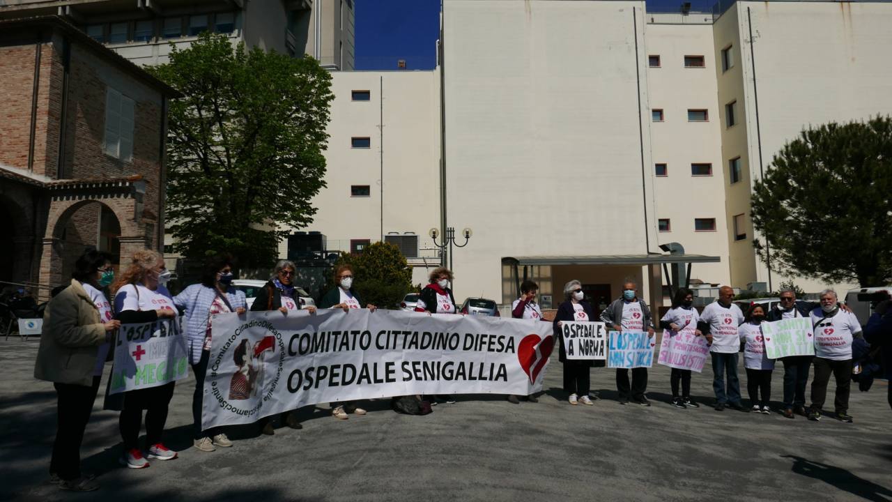 Manifestazione di protesta per la sanità pubblica del comitato cittadino a difesa dell'ospedale di Senigallia