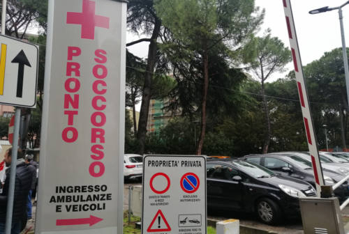 Pesaro, arriva in ospedale dopo un incidente e aggredisce il personale sanitario: arrestato