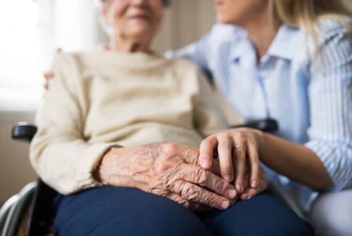 Badanti, indagine Asp a Jesi e in Vallesina: il 40% degli anziani ha un’assistenza domiciliare privata
