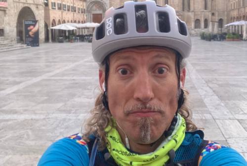 Jesi, sui pedali c’è Marco Bolletta, “biciclettaio pazzo”: le Marche in 20 ore, col sogno dei vulcani