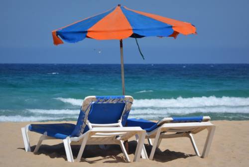 ‘Cara’ spiaggia quanto mi costi: i rincari sotto l’ombrellone